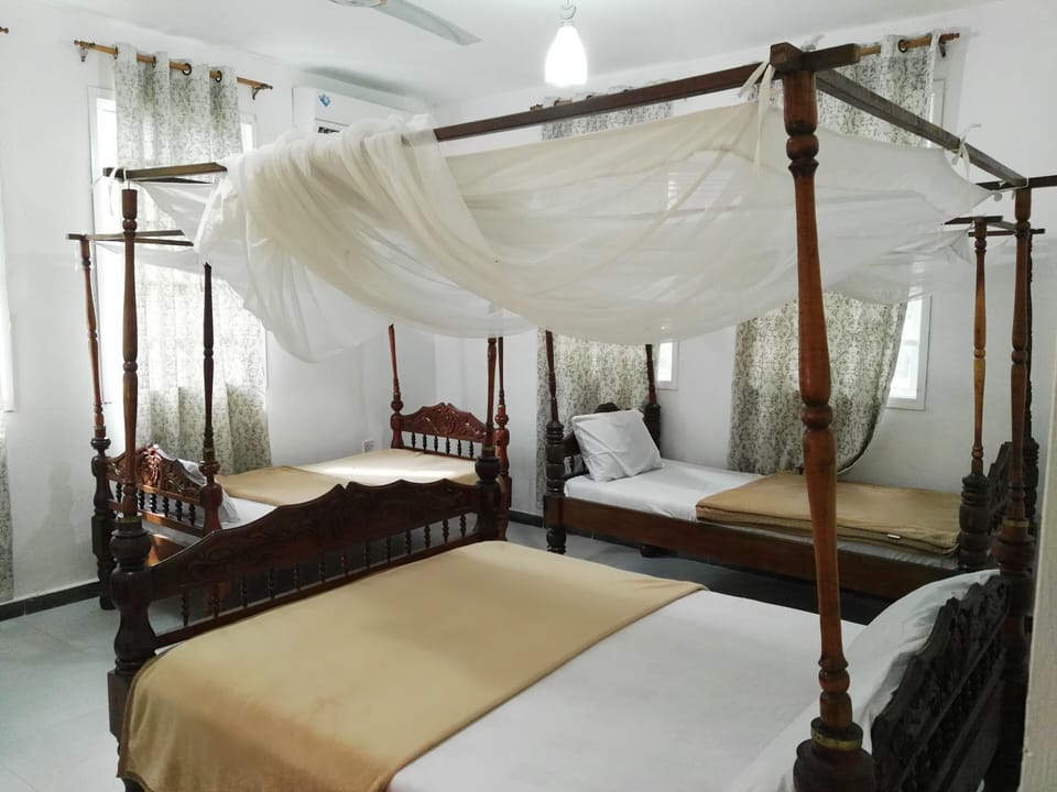 Quadruple Room | Desk, laptop workspace, free WiFi, bed sheets