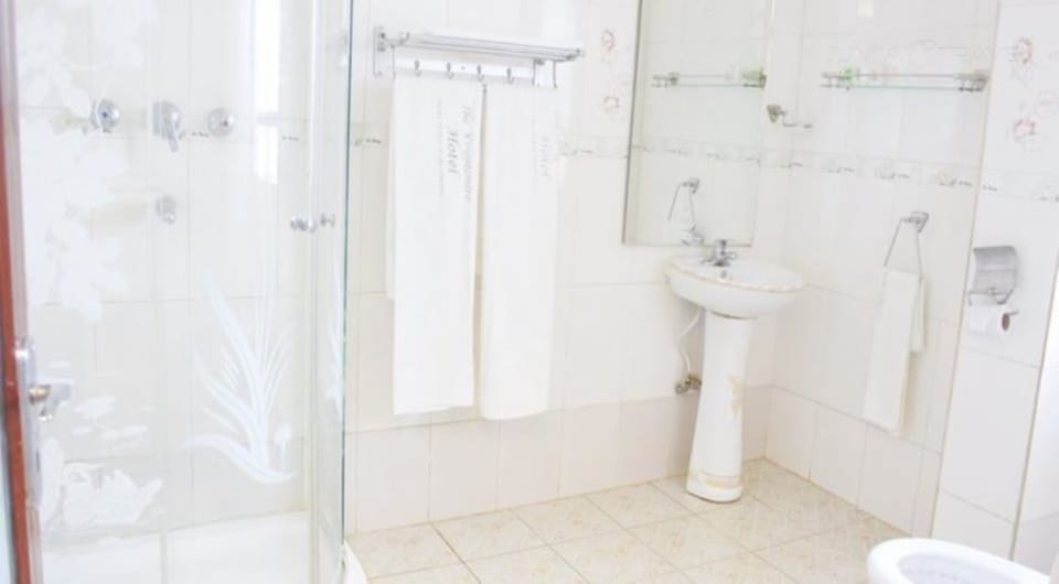 Twin Room | Bathroom shower