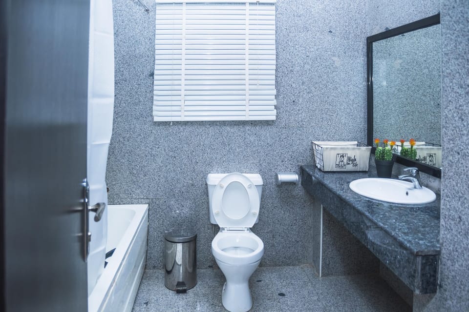 Shower, free toiletries, towels