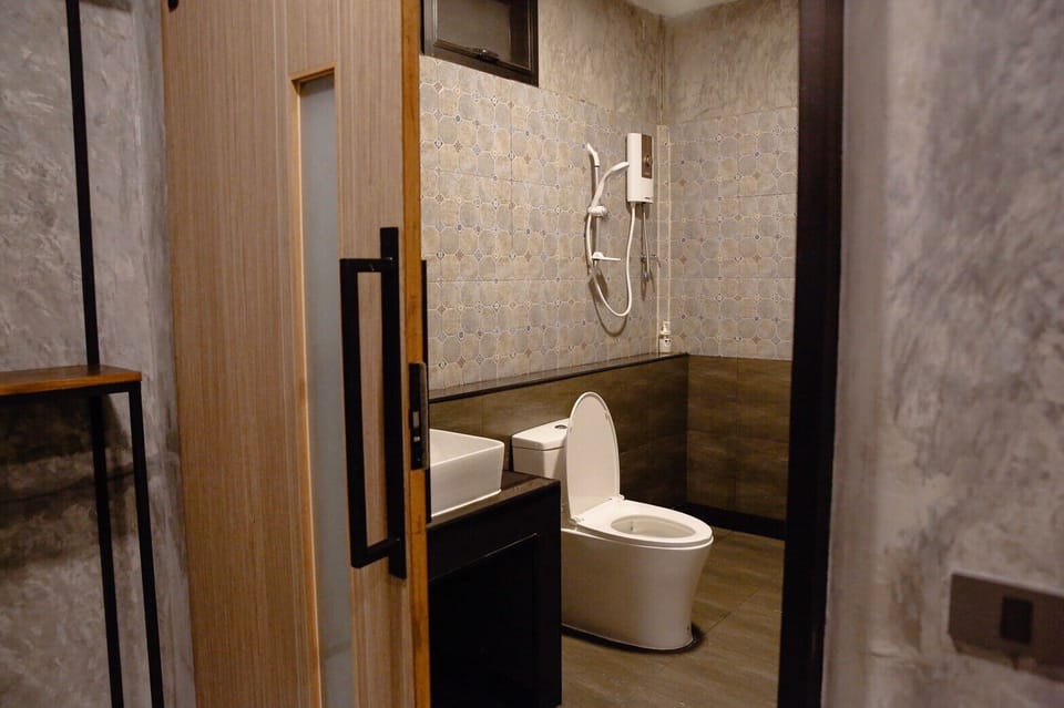 Villa | Bathroom | Shower, free toiletries, hair dryer, towels
