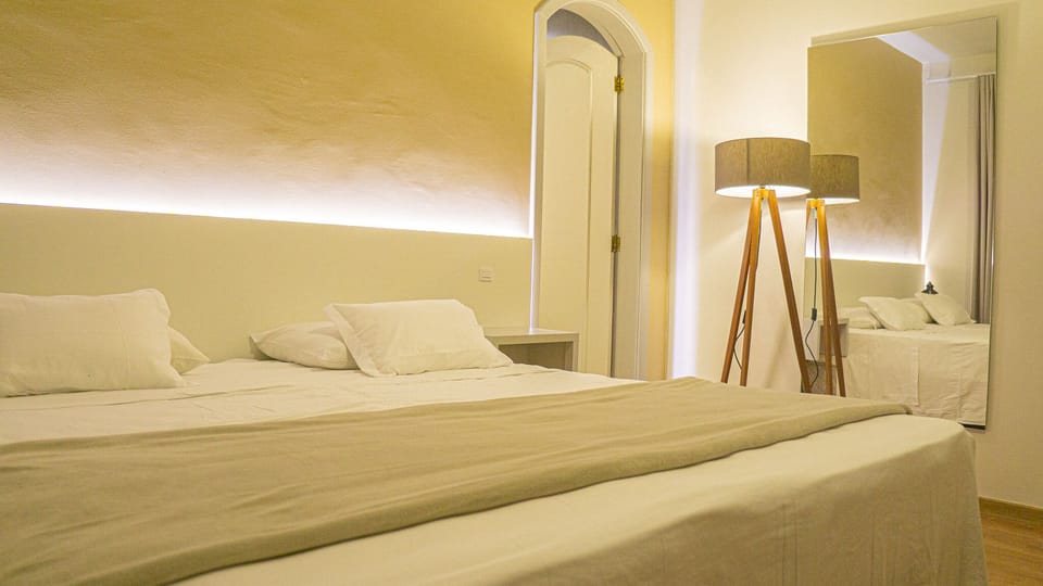 Deluxe Double Room, 1 King Bed | Egyptian cotton sheets, premium bedding, pillowtop beds, minibar