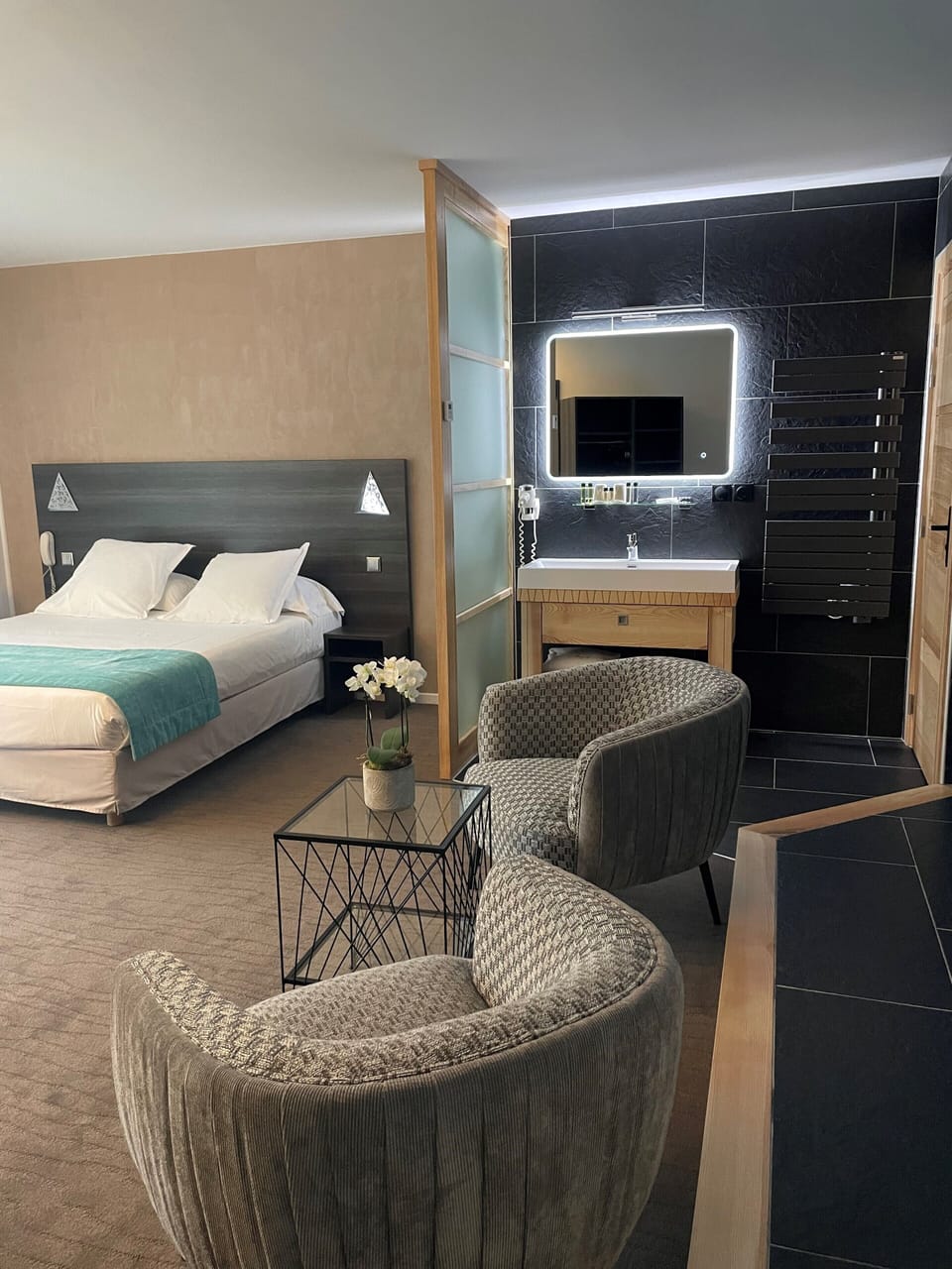 Suite Balneo Duo | Premium bedding, desk, soundproofing, iron/ironing board