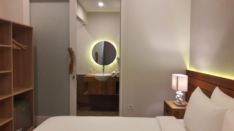 King Room with Pool View | In-room safe, desk, WiFi (free), bed sheets