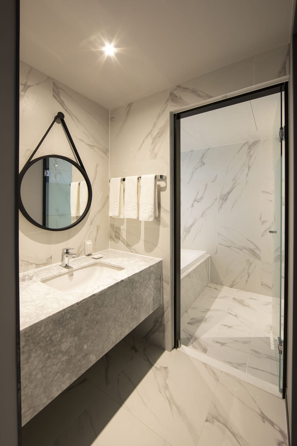 Deluxe Double, City View | Bathroom | Hair dryer, bathrobes, slippers, bidet