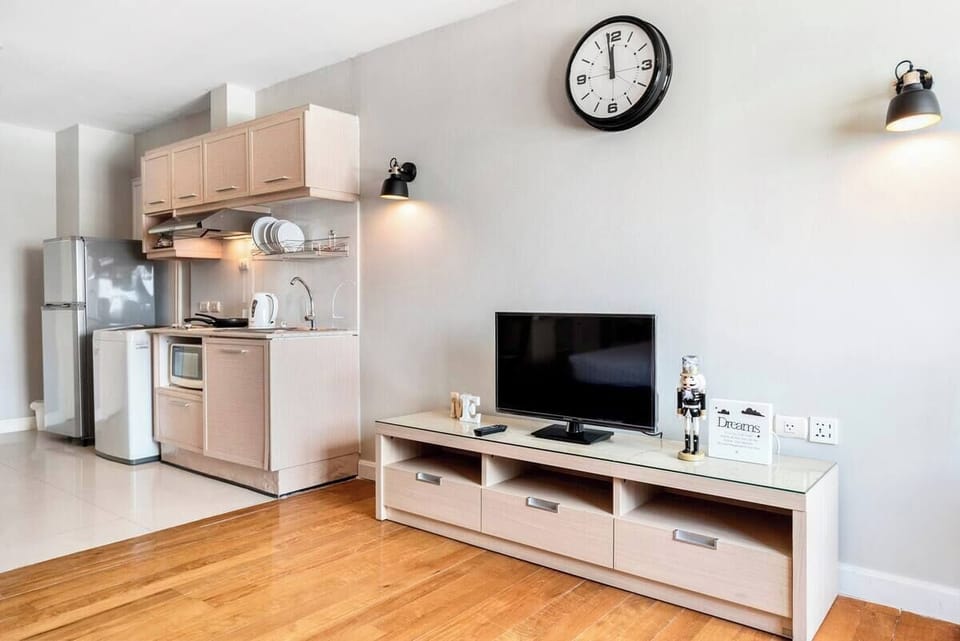 Superior Studio B (checkin 8am - 8pm) | Living area | 32-inch LCD TV with cable channels, TV, DVD player