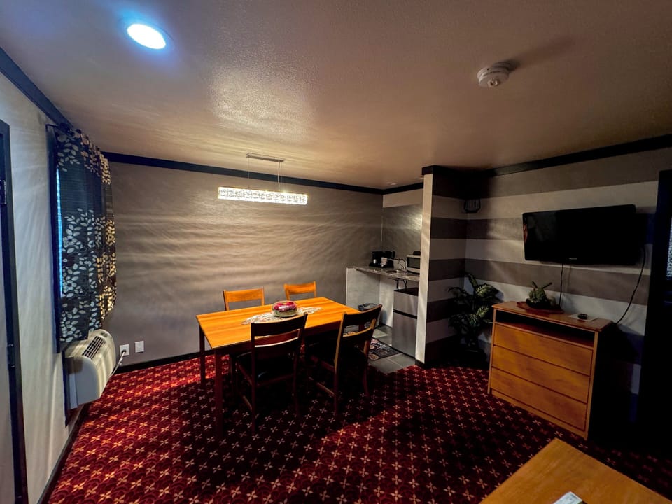 Sisters Queen Spa Suite | Living area | 40-inch LED TV with cable channels, TV