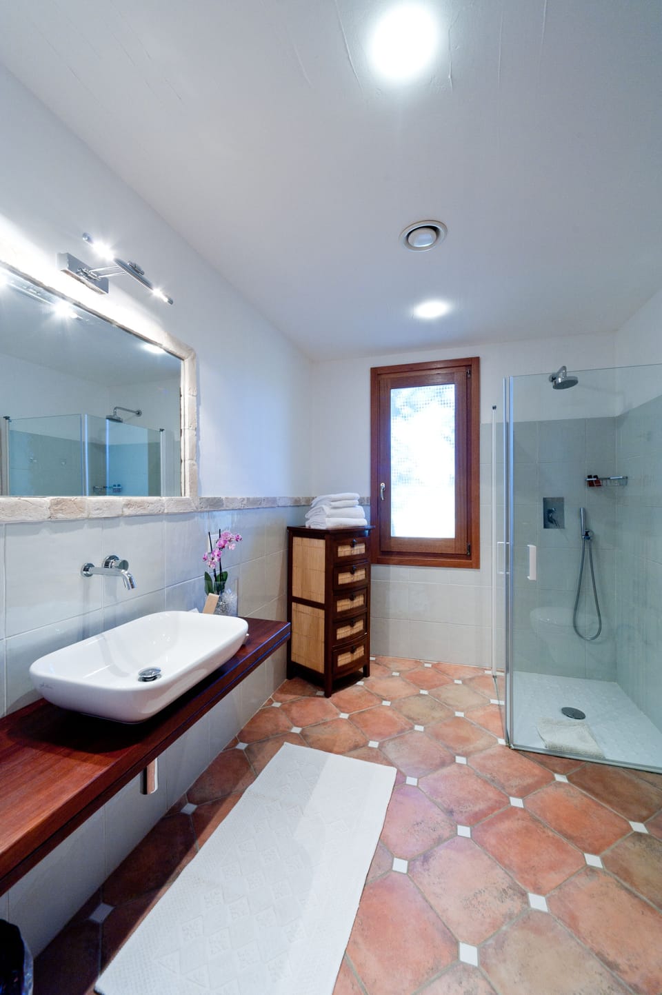 Classic Double or Twin Room | Bathroom | Shower, rainfall showerhead, free toiletries, hair dryer
