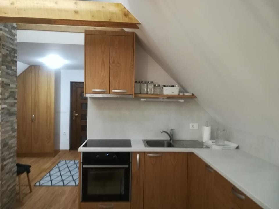 Classic Cottage | Private kitchen | Fridge, stovetop, electric kettle, cookware/dishes/utensils