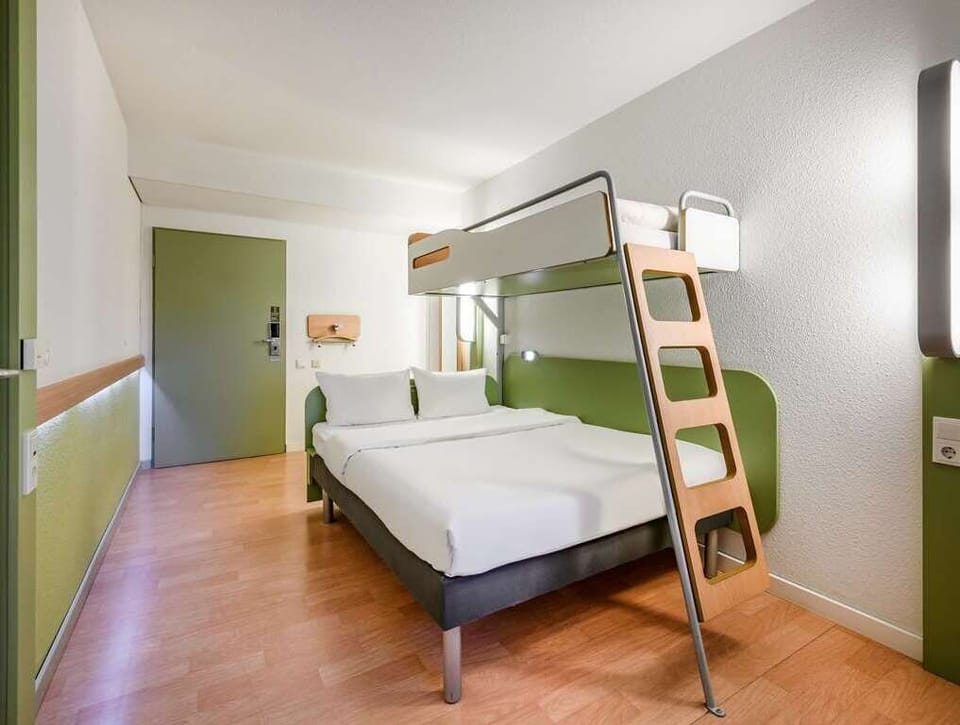 Hypo-allergenic bedding, laptop workspace, free cribs/infant beds