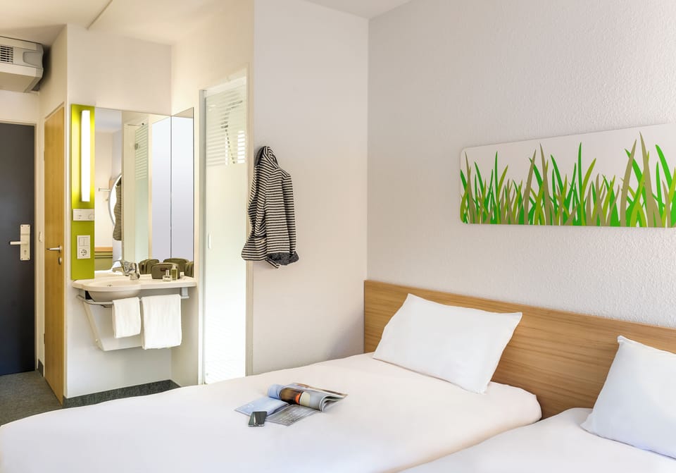 Standard Room, 2 Twin Beds | Bathroom | Shower, hair dryer, towels, soap