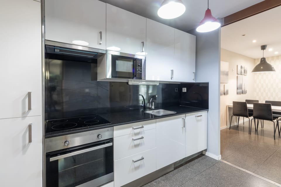 Family Studio | Private kitchen | Fridge, microwave, stovetop, cookware/dishes/utensils