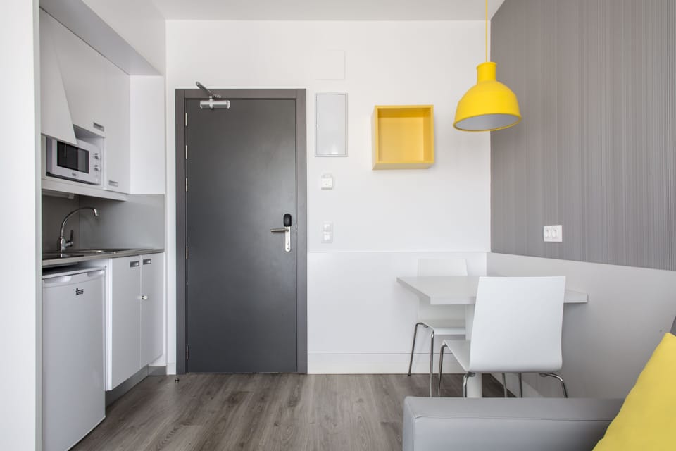 Executive Studio, Terrace | Private kitchenette | Microwave