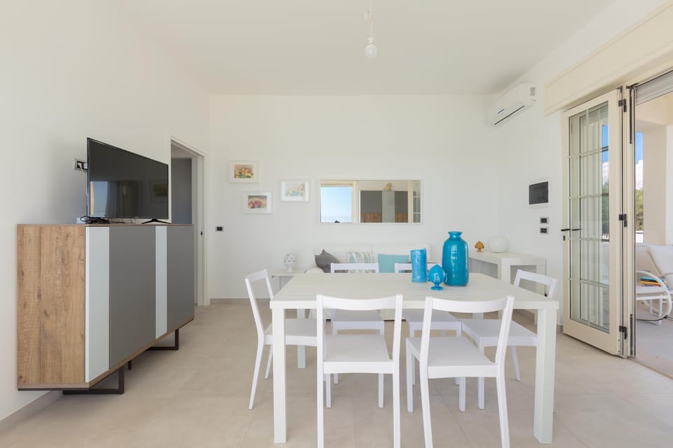 Comfort House, 4 Bedrooms | In-room dining