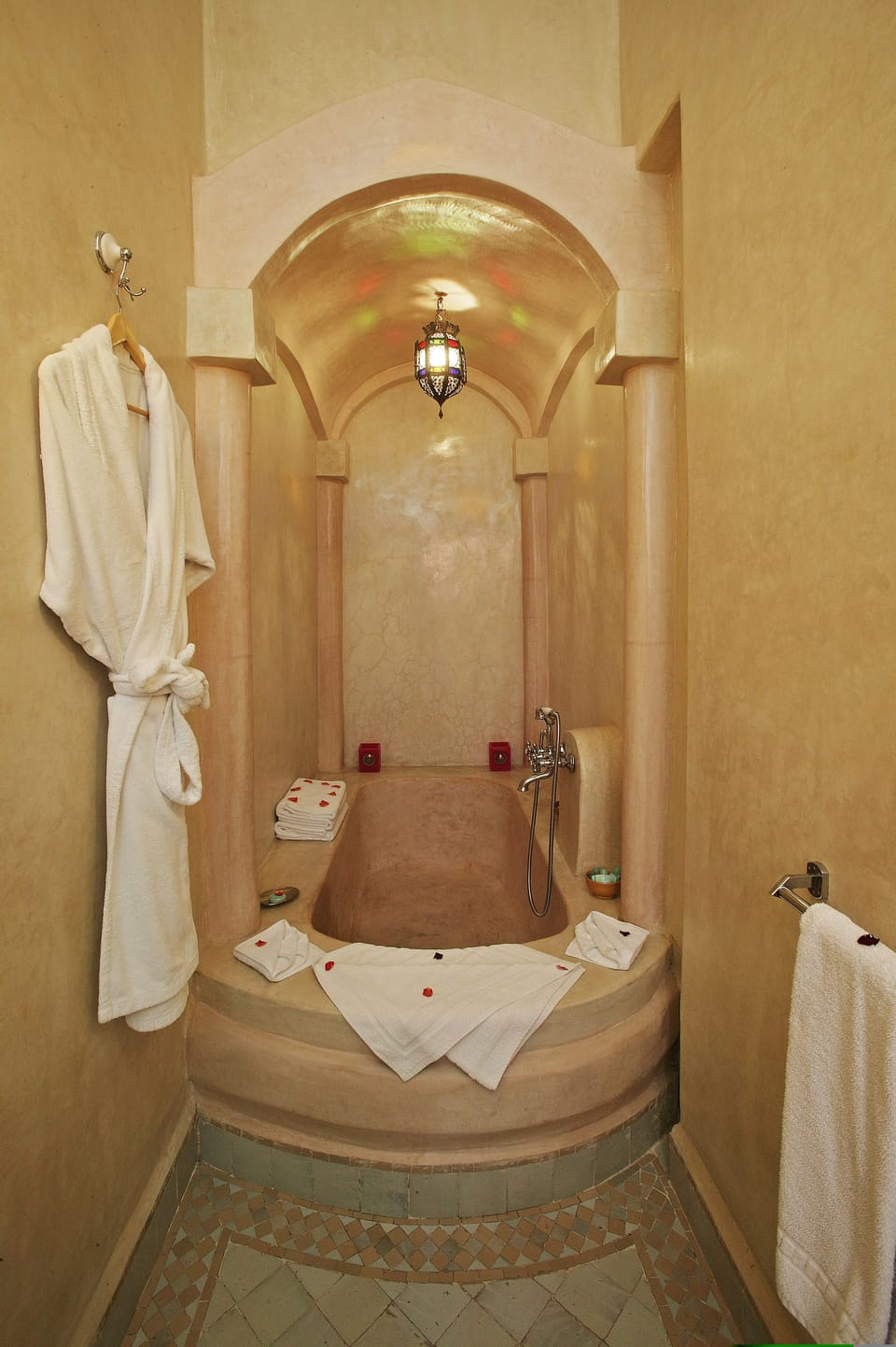 Standard Double Room, 1 King Bed, Bathtub | Bathroom | Combined shower/tub, free toiletries, hair dryer, bathrobes