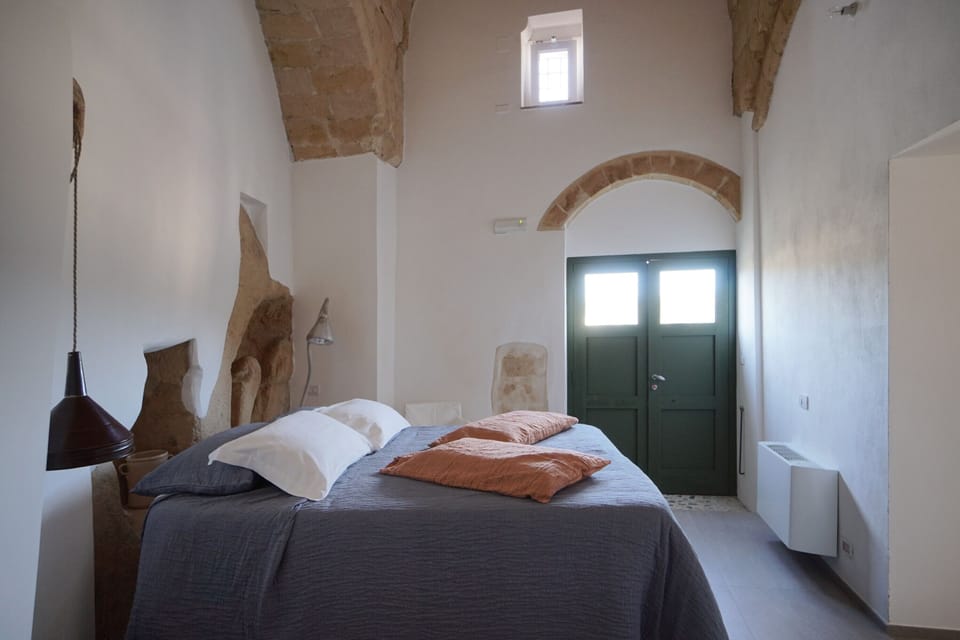 Design Triple Room | Desk, WiFi (free), individually furnished