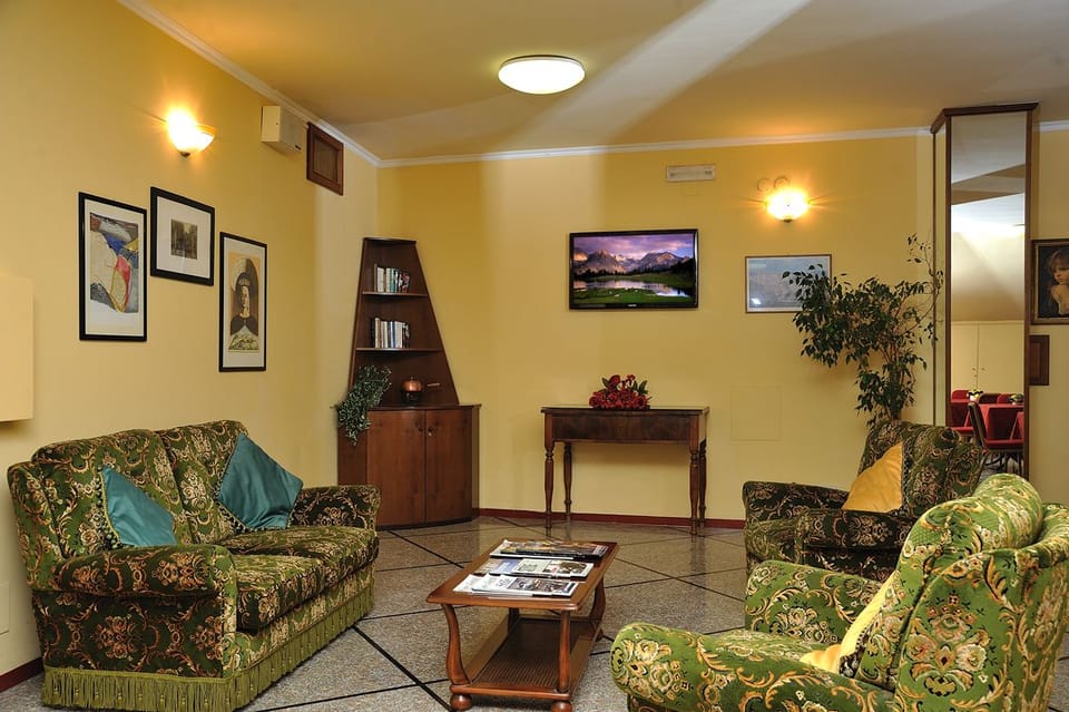 Business Suite | Minibar, in-room safe, desk, soundproofing