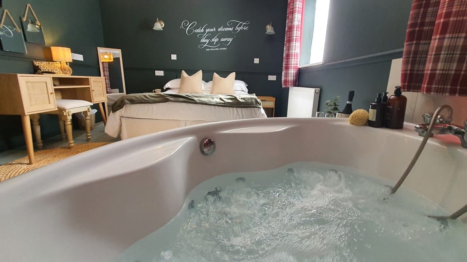 Double Room, Ensuite ((Spa Bath in room)) | Bathroom | Free toiletries
