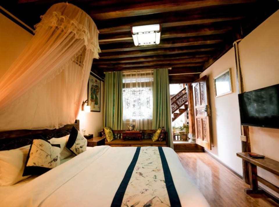 Family Room | Desk, blackout drapes, WiFi (free), bed sheets