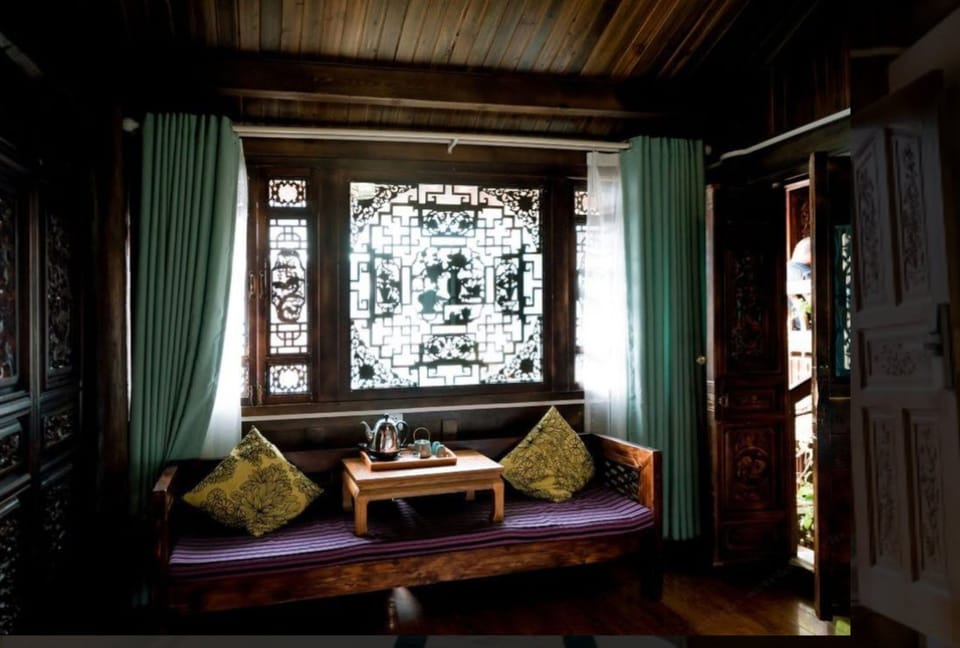 Family Room | Desk, blackout drapes, WiFi (free), bed sheets