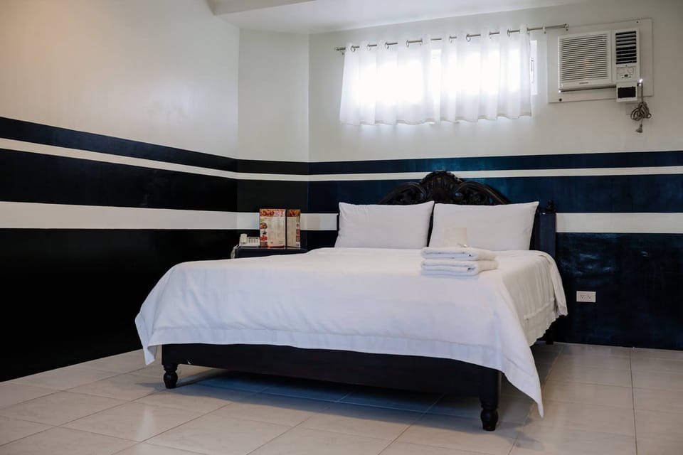VIP Suite | Laptop workspace, blackout drapes, iron/ironing board, WiFi (free)