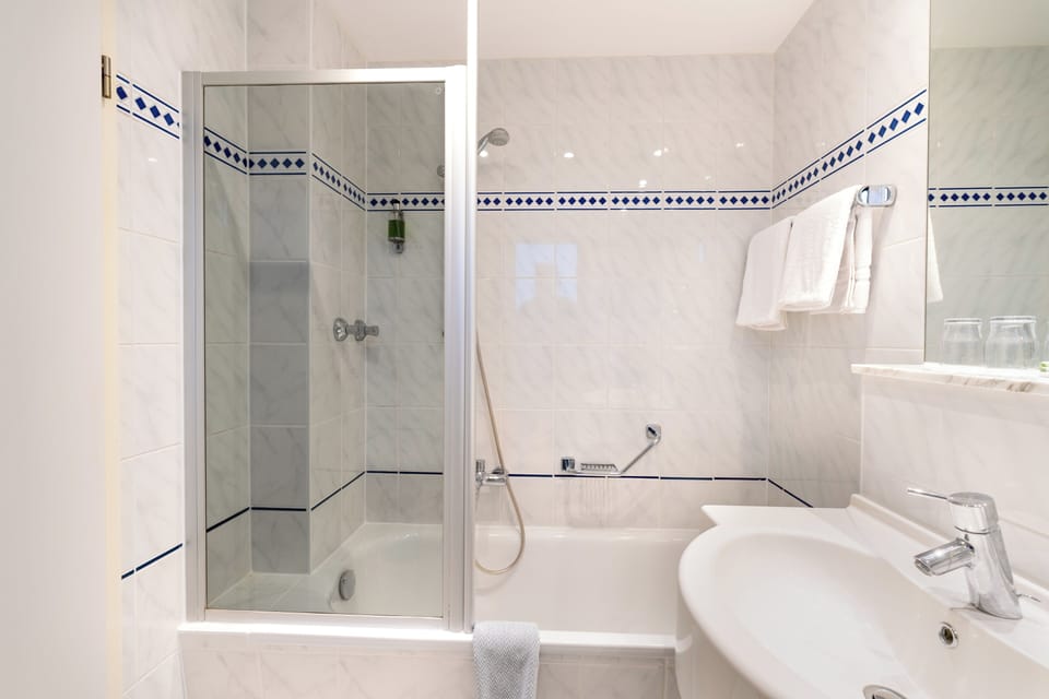 Superior Double Room | Bathroom | Shower, hair dryer, towels