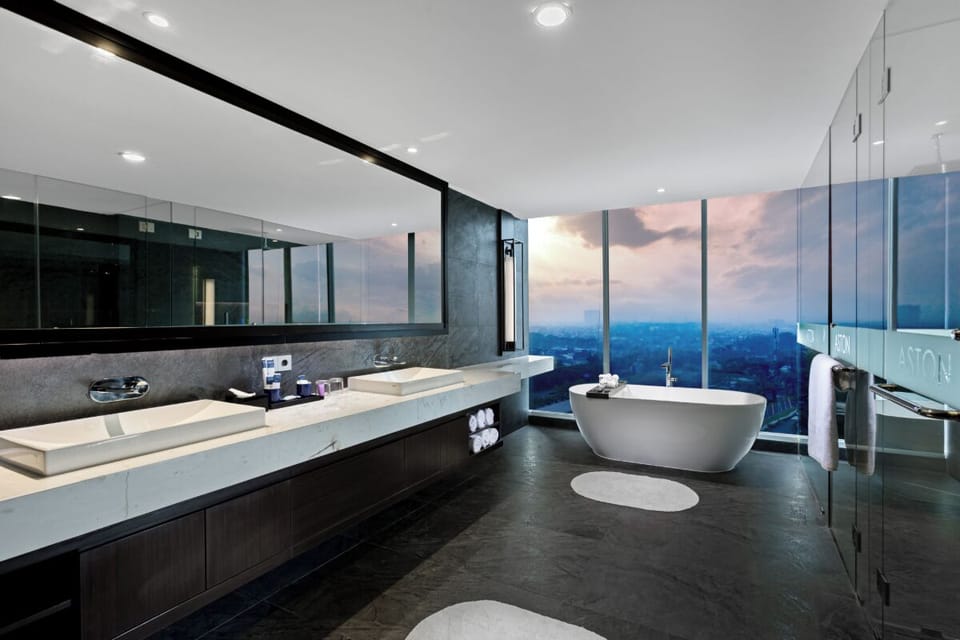 President Suite Room | Bathroom | Shower, free toiletries, hair dryer, slippers