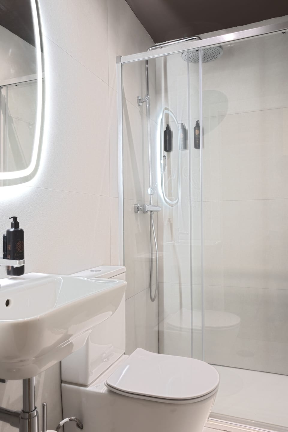 Standard Triple Room, Courtyard View | Bathroom | Free toiletries, hair dryer, towels, soap