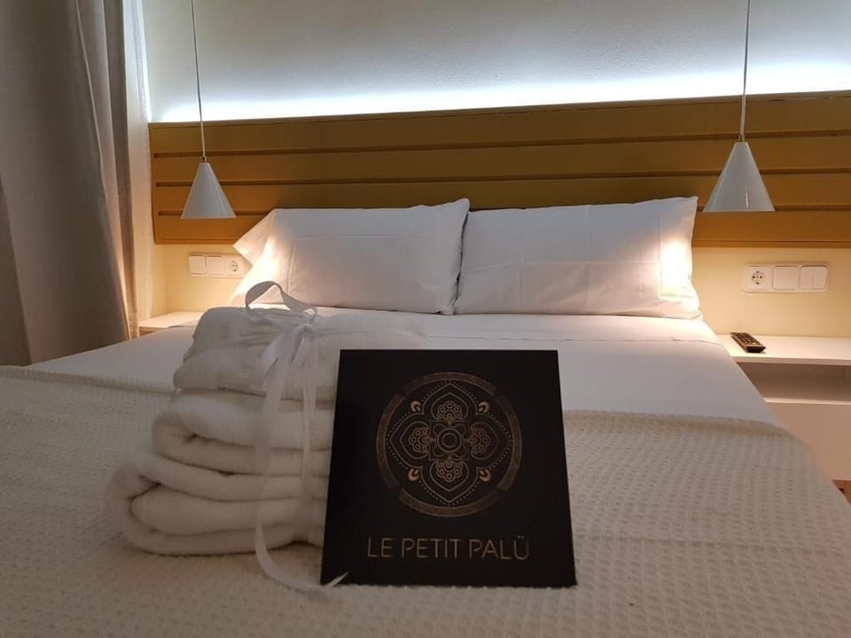 Economy Double Room, Courtyard View | In-room safe, soundproofing, free WiFi, bed sheets