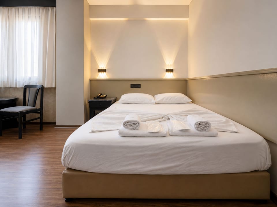 Design Quadruple Room | Desk, laptop workspace, soundproofing, bed sheets