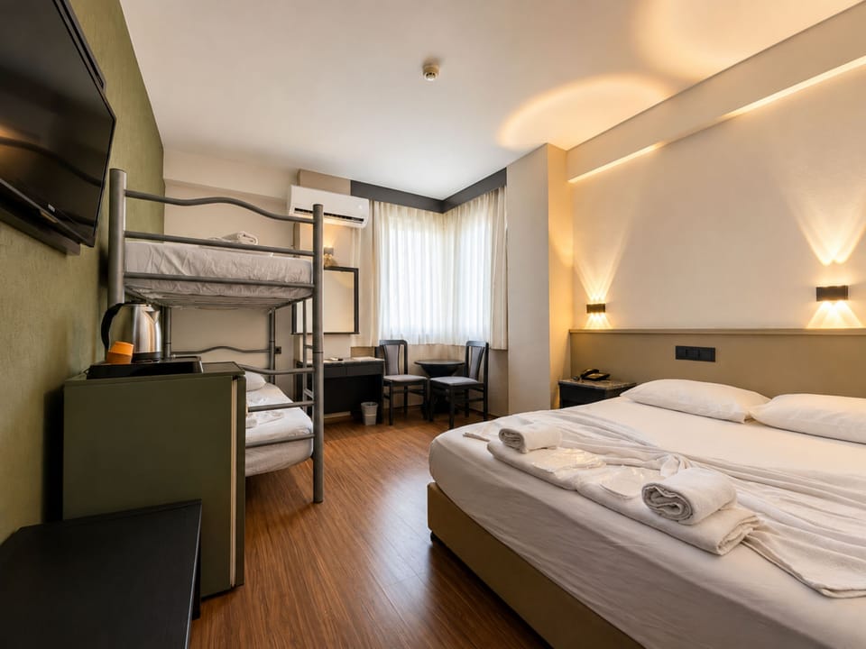 Design Quadruple Room | Desk, laptop workspace, soundproofing, bed sheets