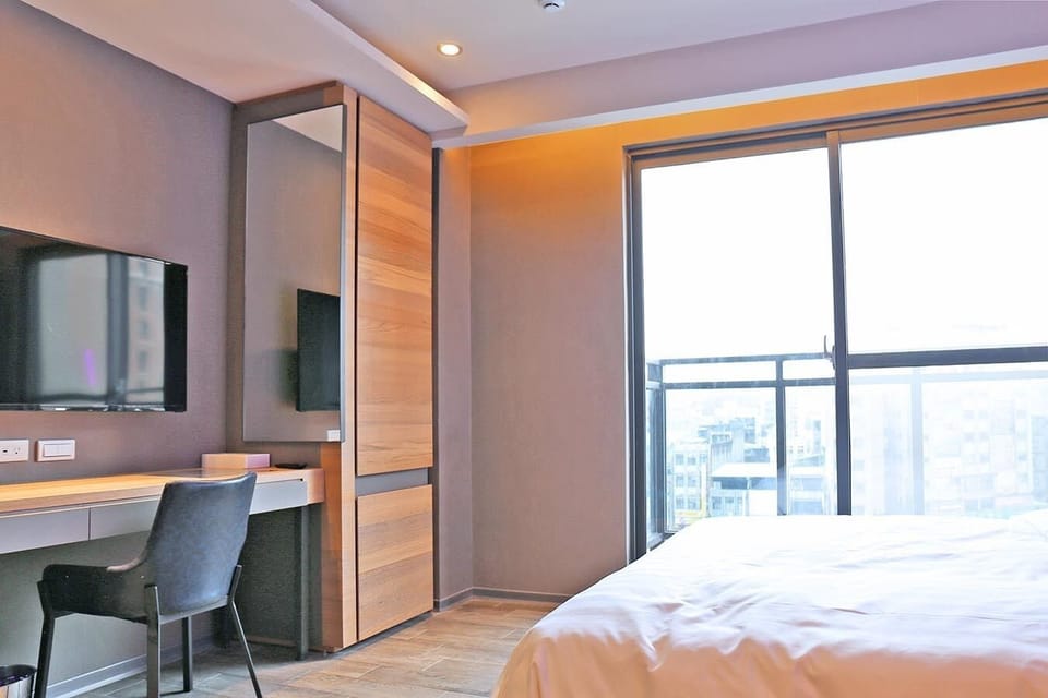 Blackout drapes, soundproofing, free WiFi, bed sheets