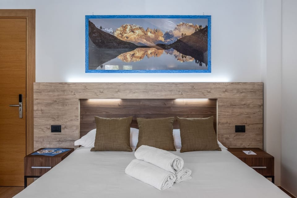 Superior Double Room | Minibar, in-room safe, desk, blackout drapes