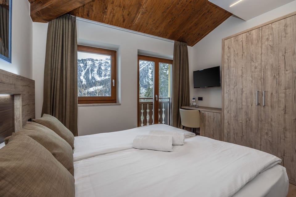 Superior Double Room | Minibar, in-room safe, desk, blackout drapes