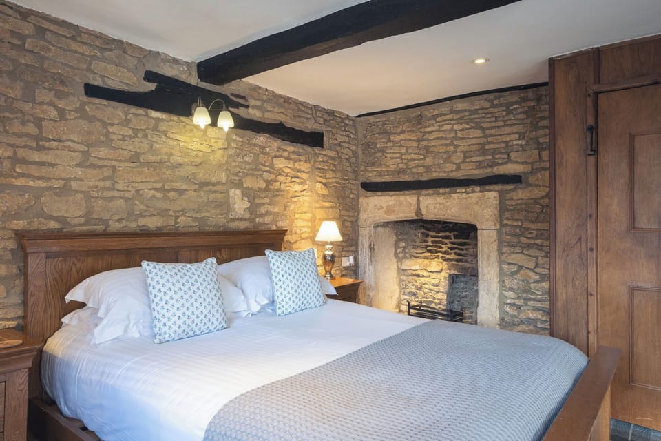 Deluxe Double Room (Burford) | Blackout drapes, iron/ironing board, free WiFi, bed sheets