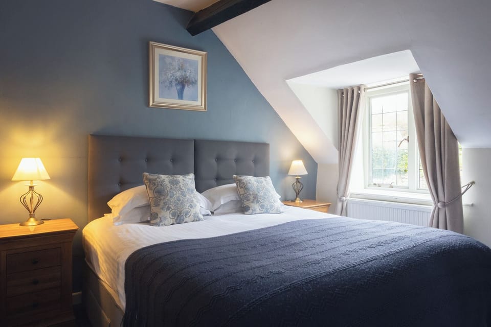 Classic Suite (Bibury Suite) | Blackout drapes, iron/ironing board, free WiFi, bed sheets