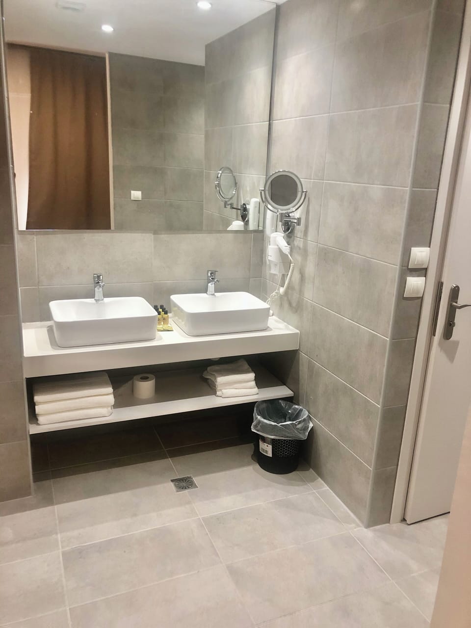 Suite with Garden View | Bathroom | Free toiletries, hair dryer, towels, soap