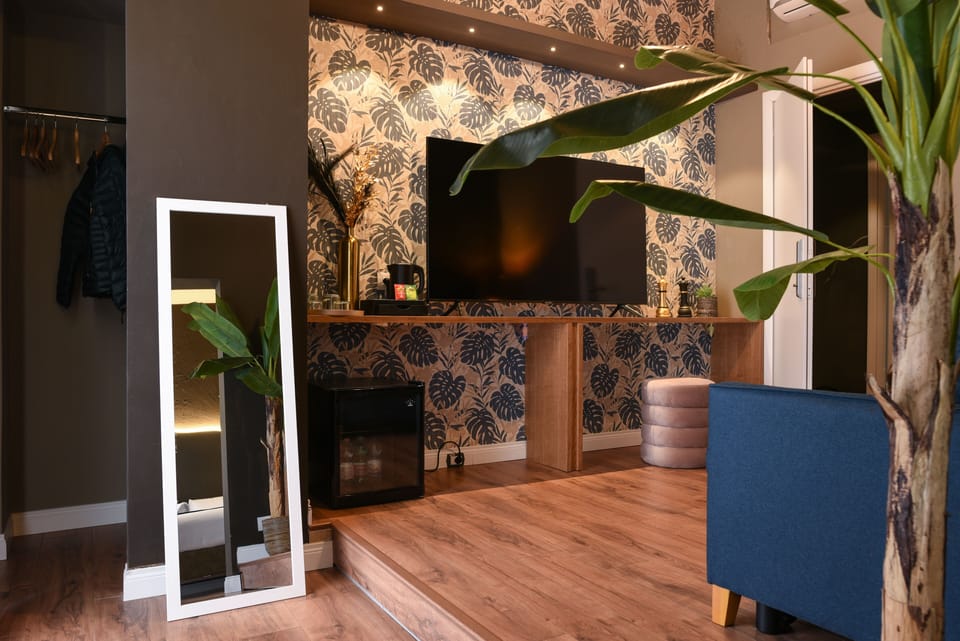 Comfort Suite, Private Bathroom | Wardrobe