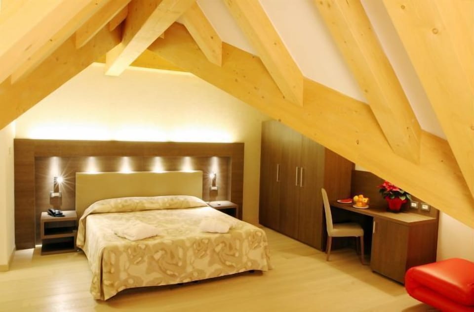 Suite | Down comforters, in-room safe, desk, blackout drapes