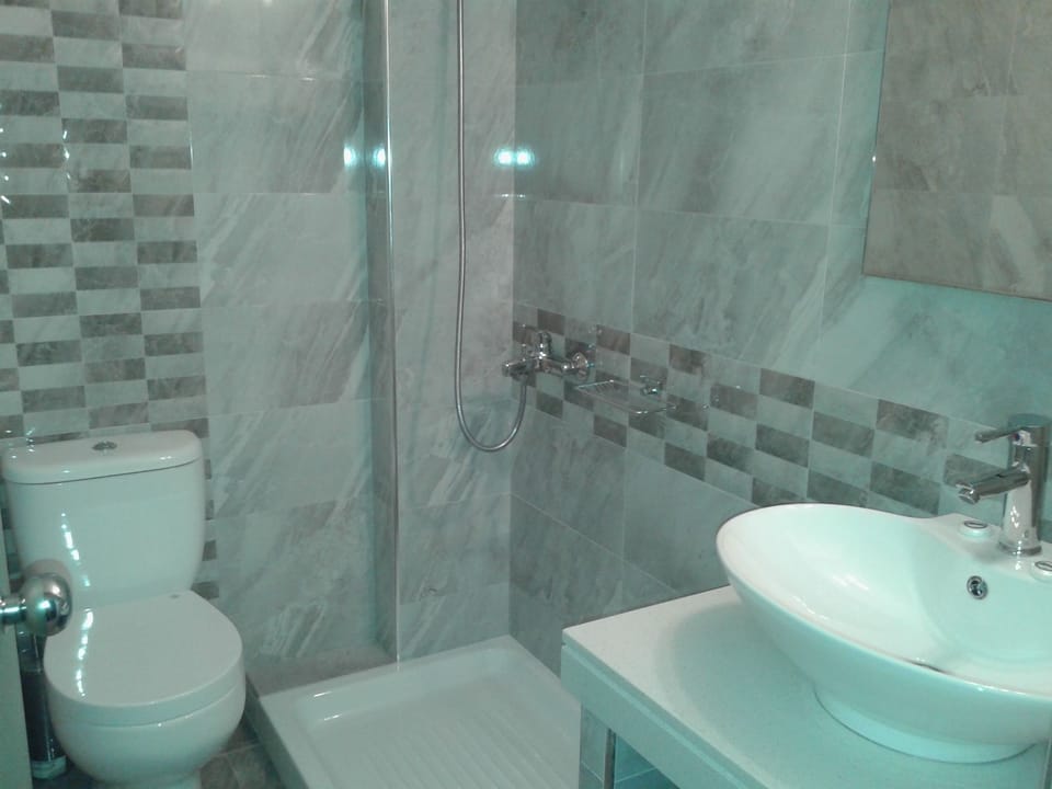 Standard Room, Garden View | Bathroom | Free toiletries, hair dryer, towels