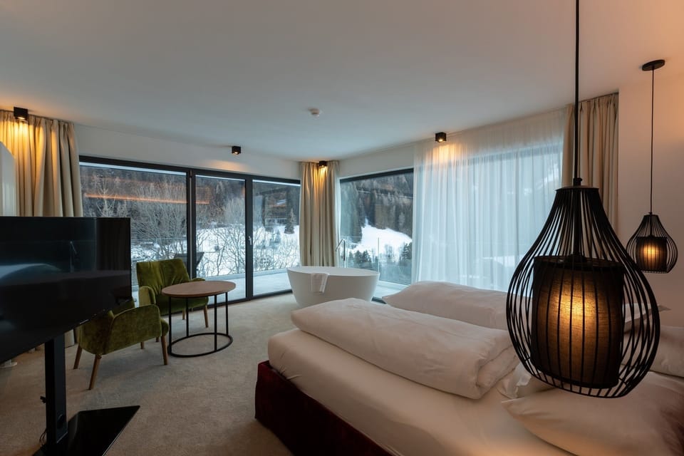 Hypo-allergenic bedding, minibar, in-room safe, desk