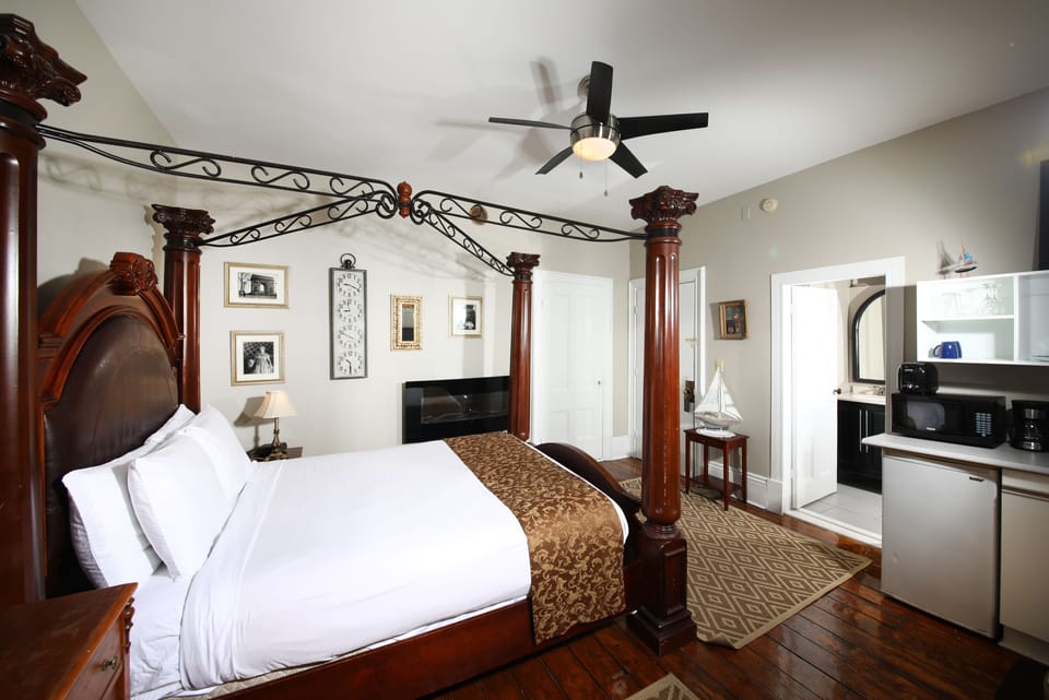 Sir J.A. Mcdonald Suite 6  | 1 bedroom, Egyptian cotton sheets, premium bedding, memory foam beds
