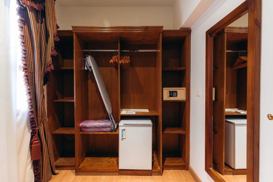 Presidential Suite | Minibar, in-room safe, iron/ironing board, bed sheets