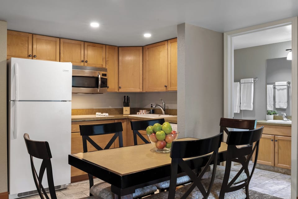 Standard Condo, 2 Bedrooms, Non Smoking, Kitchenette | In-room dining