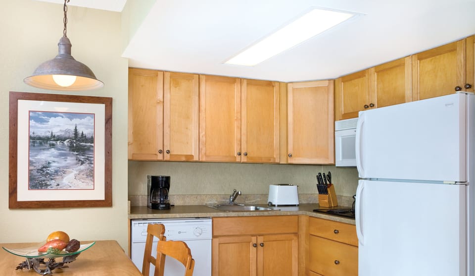 Coffee/tea maker, fridge, microwave, stovetop