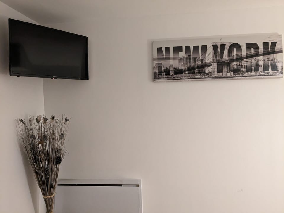 La Douce nuit 2 | Individually decorated, individually furnished, desk, laptop workspace