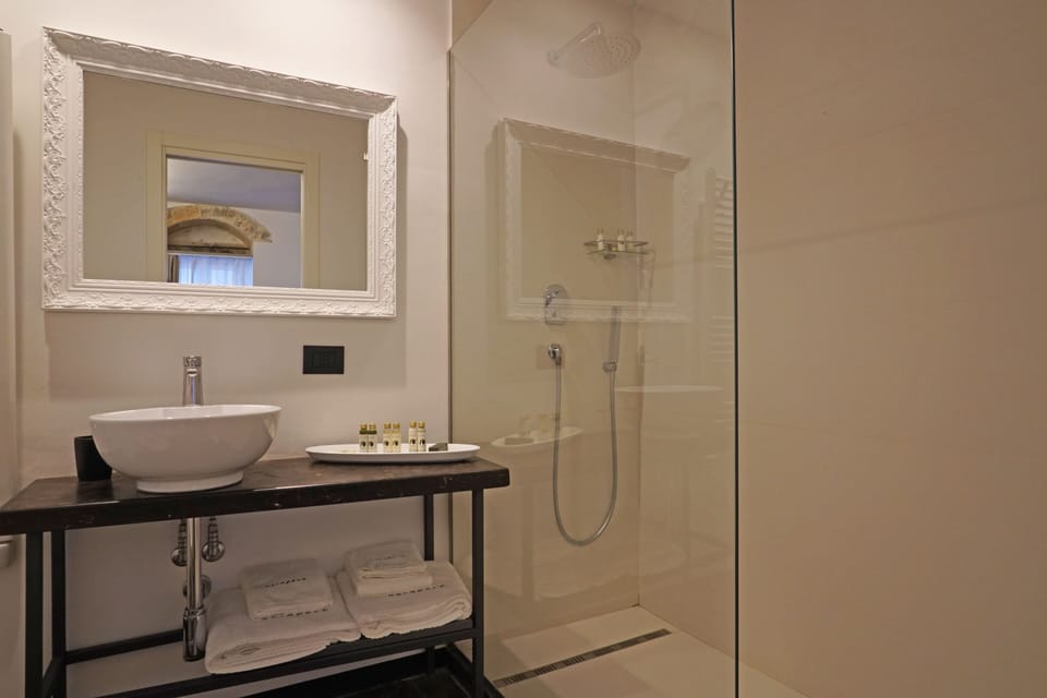 Deluxe Room (Giardino) | Bathroom | Shower, rainfall showerhead, free toiletries, hair dryer