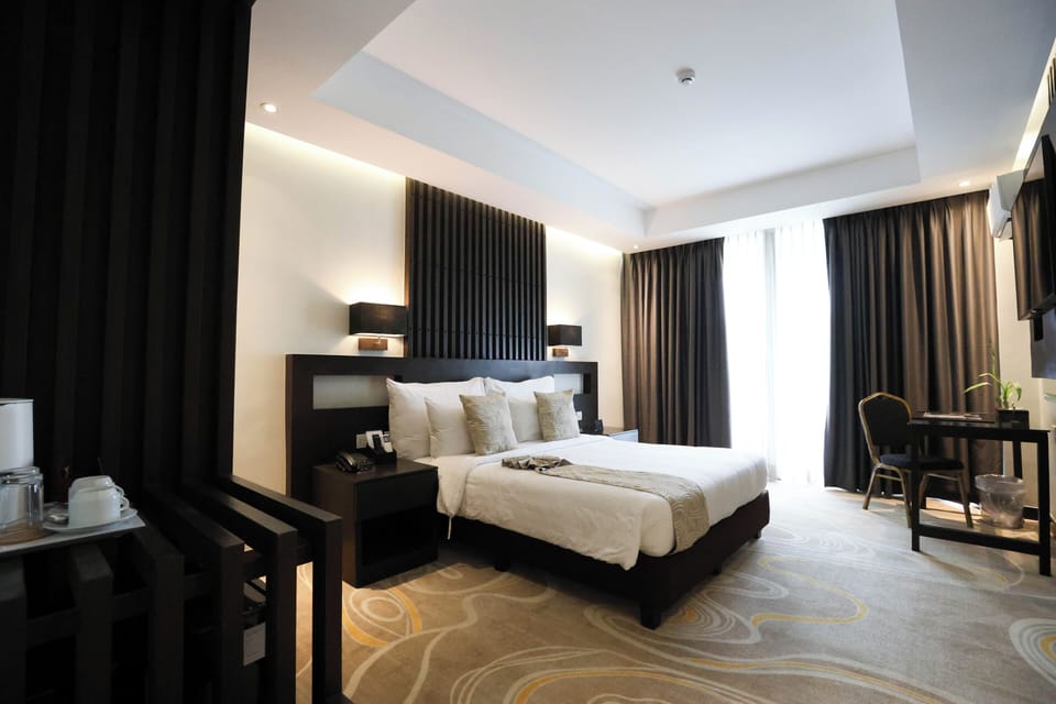 Deluxe Queen Room (Hill Side) | Premium bedding, in-room safe, desk, iron/ironing board (on request)