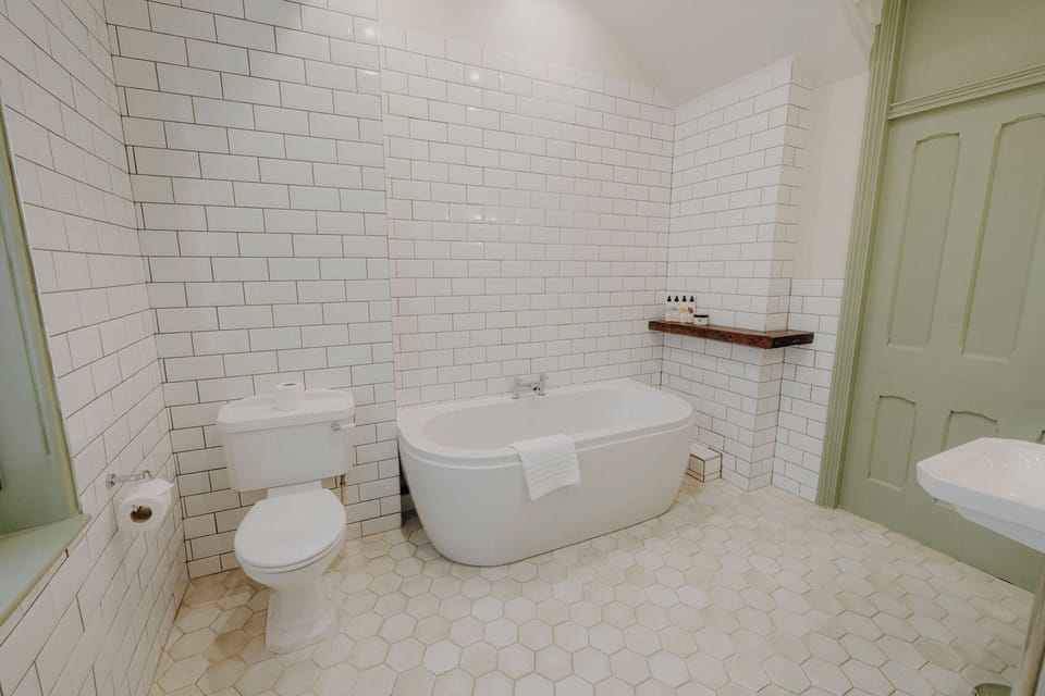 Suite | Bathroom | Combined shower/tub, free toiletries, hair dryer, towels
