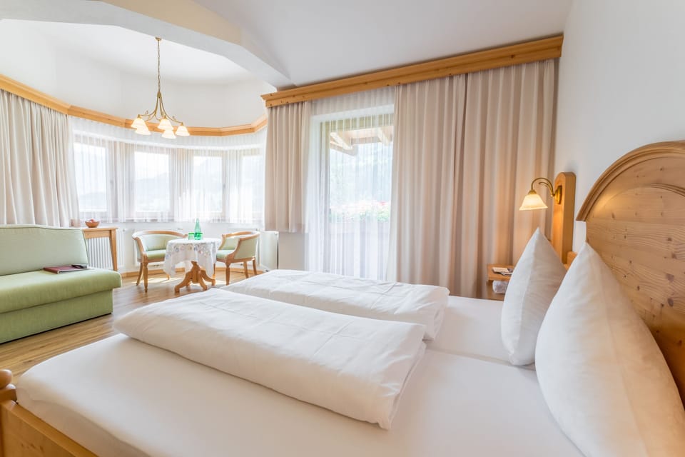 Deluxe Double Room | Hypo-allergenic bedding, in-room safe, desk, soundproofing