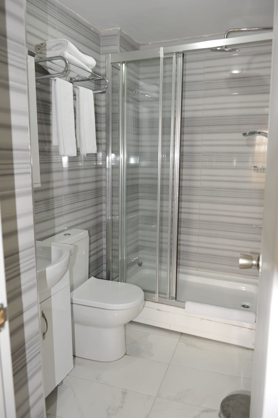 Shower, rainfall showerhead, free toiletries, hair dryer